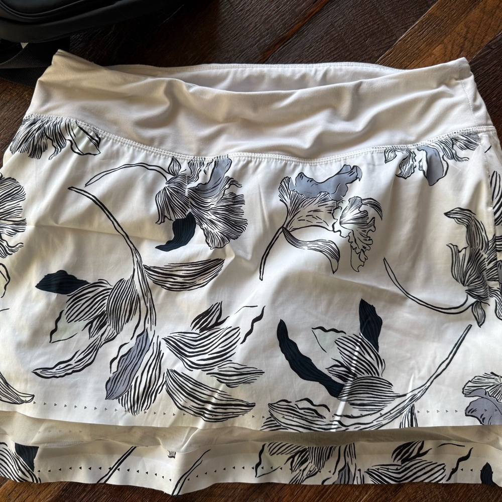 Athleta White and Black Skorts with Elastic Waistband